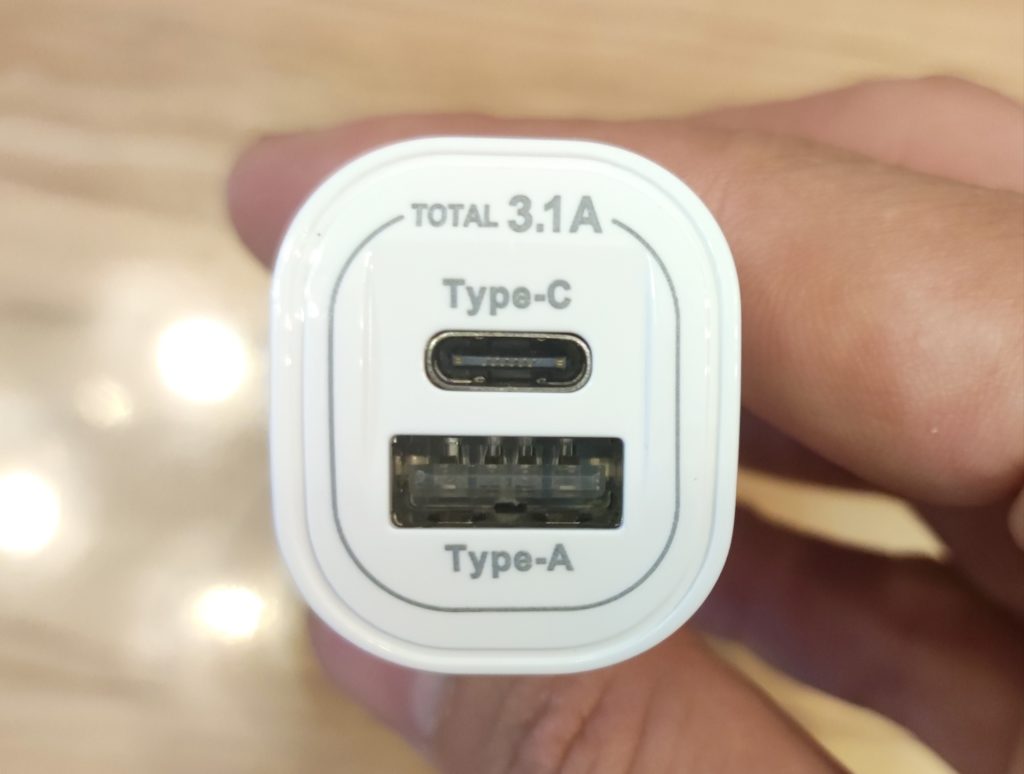 ダイソー（DAISO）USBタイプC対応シガーソケット充電器（カーチャージャー）接続口