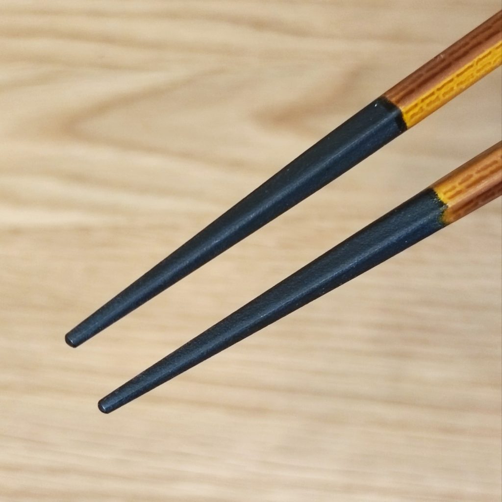とんかつ和幸の箸（福井クラフト春慶塗箸）箸先の加工