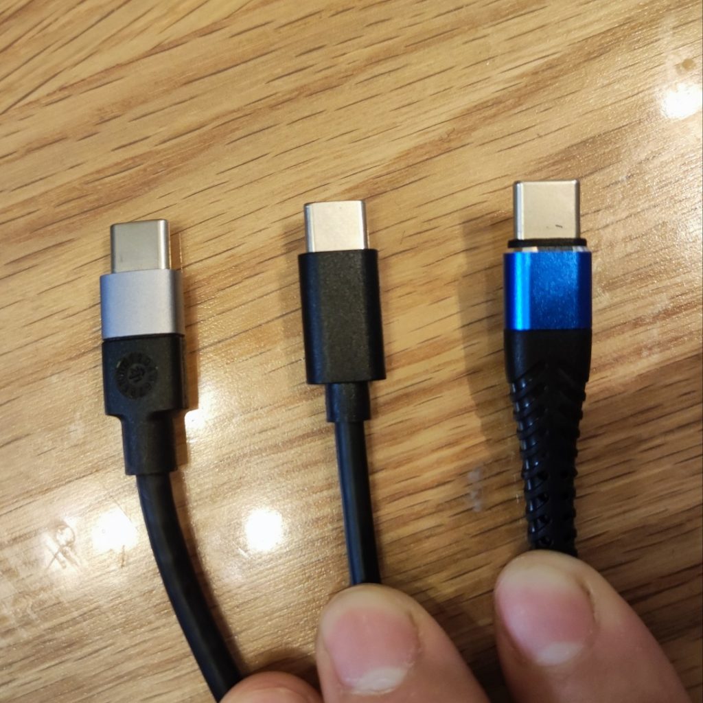 ダイソーでは、「USBタイプC→USBタイプC」ケーブルが3種類比較