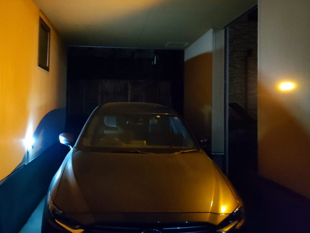 【コスパ良し！330円】ダイソーのセンサーライトはカーポートや廊下、階段下収納など、暗い場所におすすめ！